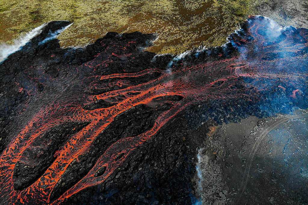 Ribuan gempa kecil telah tercatat di daerah tersebut dalam seminggu menjelang letusan, menandakan bahwa magma di bawah tanah sedang bergerak dan letusan akan segera terjadi.
