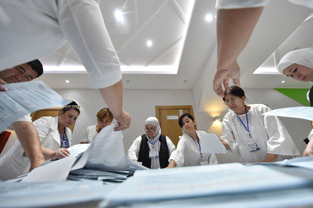 Lebih dari 15 juta pemilih berpartisipasi dalam pesta demokrasi kali ini. Mirziyoyev, yang telah memimpin negara terpadat di Asia Tengah sejak 2016 itu, menyerukan pemilihan cepat setelah mengubah konstitusi melalui referendum. Konstitusi baru mengatur ulang penghitungan masa jabatannya dan memperpanjang masa jabatan presiden dari lima tahun menjadi tujuh tahun.