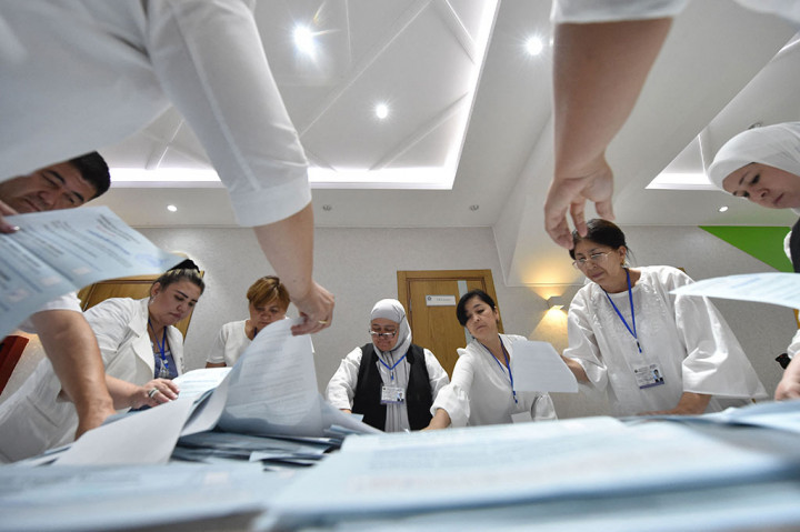 Lebih dari 15 juta pemilih berpartisipasi dalam pesta demokrasi kali ini. Mirziyoyev, yang telah memimpin negara terpadat di Asia Tengah sejak 2016 itu, menyerukan pemilihan cepat setelah mengubah konstitusi melalui referendum. Konstitusi baru mengatur ulang penghitungan masa jabatannya dan memperpanjang masa jabatan presiden dari lima tahun menjadi tujuh tahun.