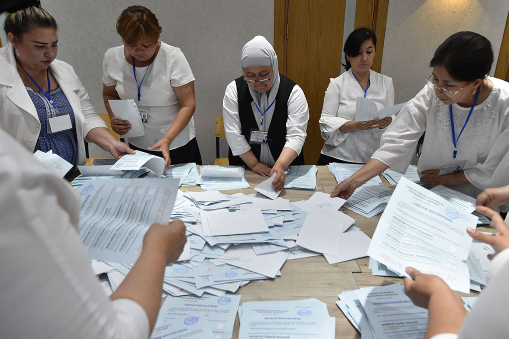 Mirziyoyev, yang mencalonkan diri melawan tiga kandidat yang sebagian besar tidak populis, yakni dari Partai Ekologi, Partai Demokratik Rakyat, dan Partai Sosial Demokrat Adolat. Ketiganya hanya mendapatkan suara sedikit.