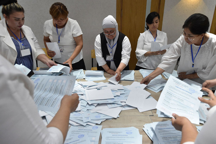 Mirziyoyev, yang mencalonkan diri melawan tiga kandidat yang sebagian besar tidak populis, yakni dari Partai Ekologi, Partai Demokratik Rakyat, dan Partai Sosial Demokrat Adolat. Ketiganya hanya mendapatkan suara sedikit.