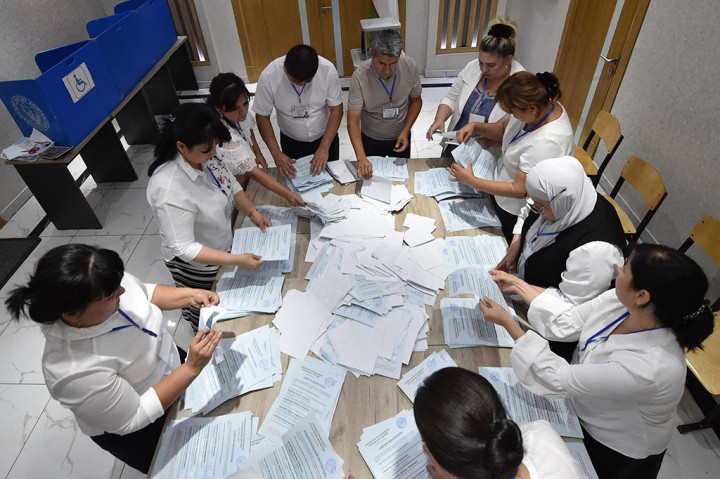 Mirziyoyev, yang mencalonkan diri melawan tiga kandidat yang sebagian besar tidak populis, yakni dari Partai Ekologi, Partai Demokratik Rakyat, dan Partai Sosial Demokrat Adolat. Ketiganya hanya mendapatkan suara sedikit.