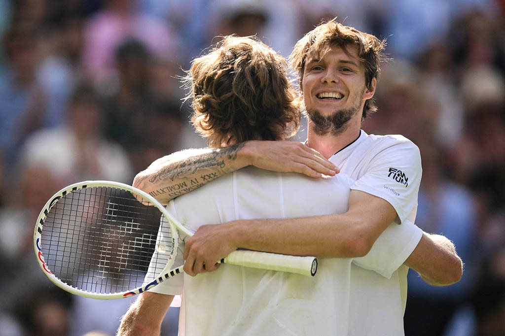 Andrey Rublev selamat dari serangan Alexander Bublik dalam pertandingan lima set yang menegangkan untuk mencapai perempat final Wimbledon pertamanya setelah menyia-nyiakan keunggulan dua set.