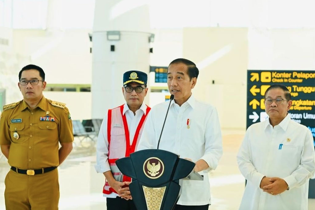Presiden Joko Widodo (Jokowi) memastikan bahwa Bandara Internasional Jawa Barat (BIJB) Kertajati di Majalengka mulai beroperasi penuh pada Oktober 2023 atau menerima pengalihan penerbangan komersial dari Bandara Husein Sastranegara, Bandung.