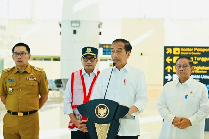 Presiden Joko Widodo (Jokowi) memastikan bahwa Bandara Internasional Jawa Barat (BIJB) Kertajati di Majalengka mulai beroperasi penuh pada Oktober 2023 atau menerima pengalihan penerbangan komersial dari Bandara Husein Sastranegara, Bandung.