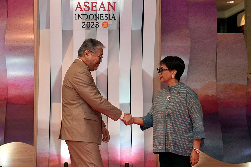 Retno Marsudi menyambut Menteri Luar Negeri Filipina Enrique A. Manalo menjelang Pertemuan Menteri Luar Negeri ASEAN (AMM) ke-56 di Jakarta, Selasa, 11 Juli 2023.