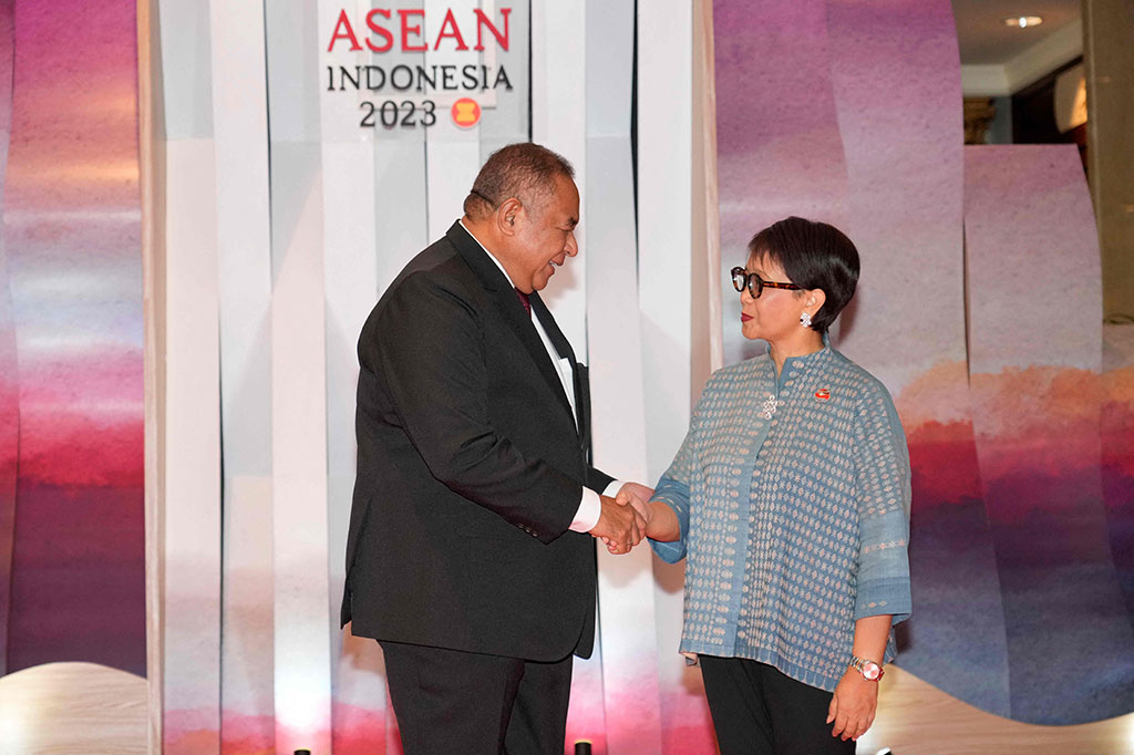 Retno Marsudi menyambut Menlu Timor Leste Bendito Freitas.