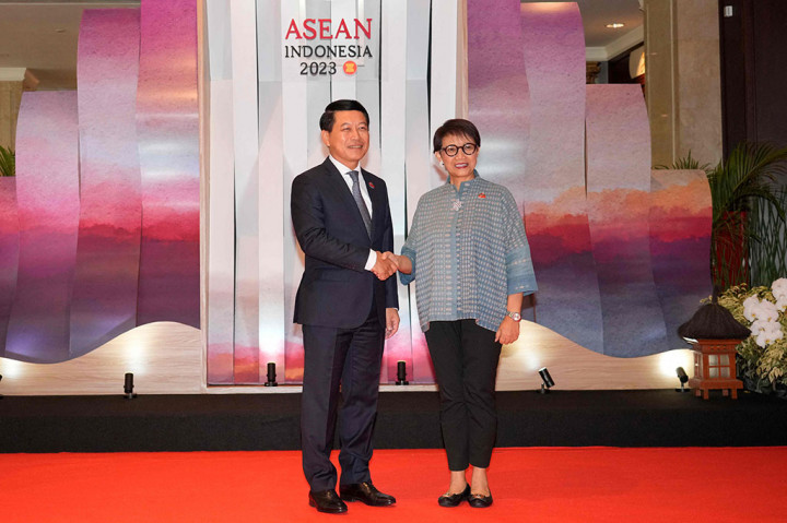 Retno Marsudi menyambut Menlu Laos Saleumxay Kommasith.