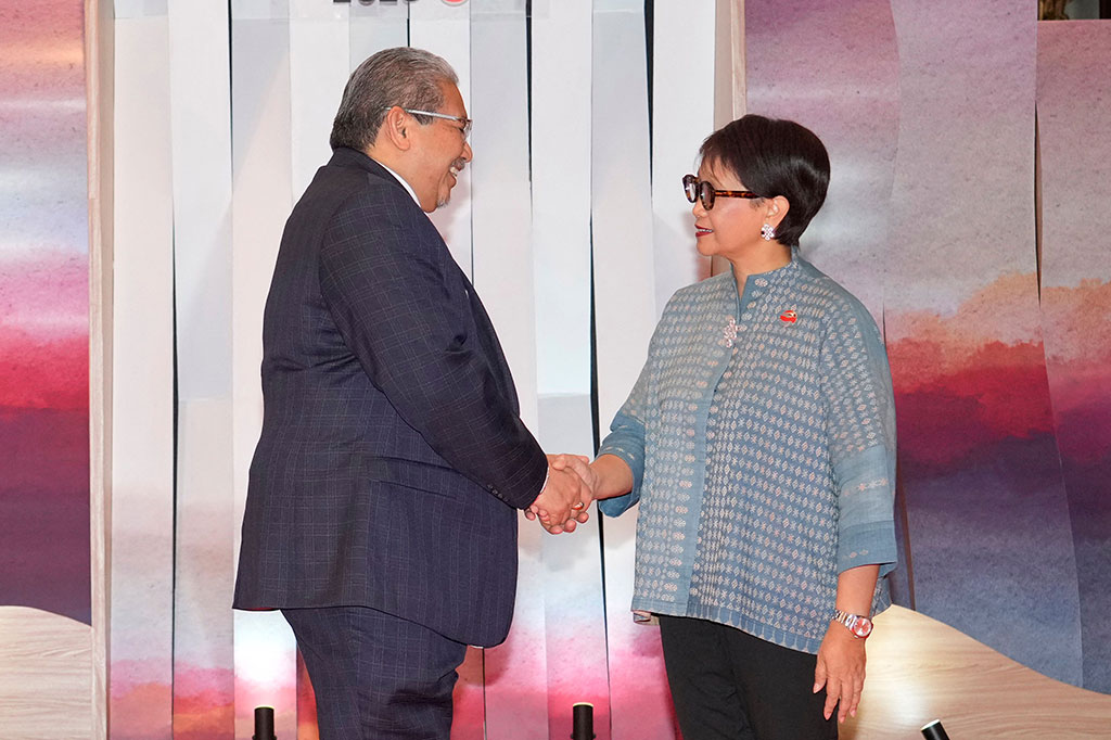 Retno Marsudi menyambut Menlu Brunei Darussalam Dato Erywan Pehin Yusof.