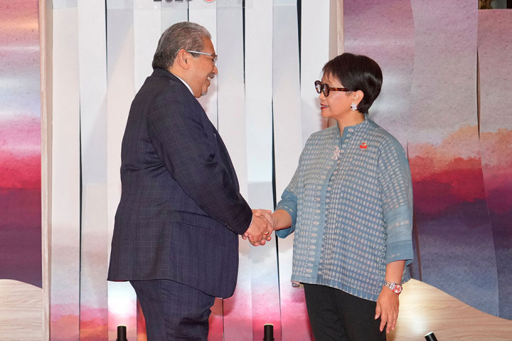 Retno Marsudi menyambut Menlu Brunei Darussalam Dato Erywan Pehin Yusof.