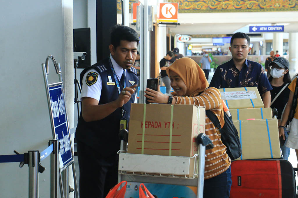 Kinerja operasional Bandara Juanda di Kabupaten Sidoarjo telah melewati pertengahan tahun dan mencatatkan pertumbuhan yang positif.  Hingga bulan Juni sebanyak 6.777.474 penumpang bepergian melewati bandara ini dengan rata-rata 1,1 juta penumpang per bulannya atau 37 ribu penumpang per hari. Angka ini meningkat 40 persen jika dibandingkan dengan periode yang sama tahun sebelumnya yakni sejumlah 4.849.080 penumpang.