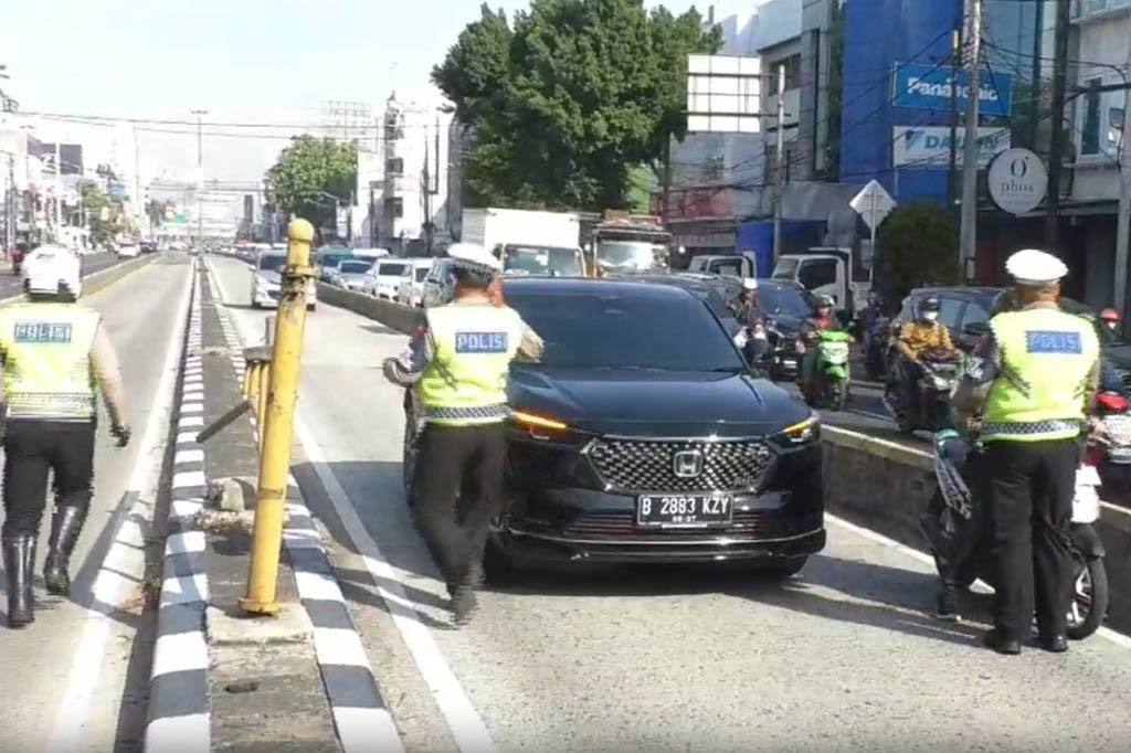 Para pengendara nekat melawan arus hingga menantang maut dengan melompati trotoar busway demi menghindari sanksi tilang. sedikitnya 50 pelanggar terjaring dalam Operasi Patuh Jaya hari kedua ini.