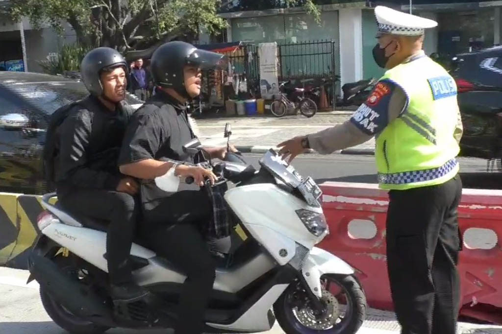 Pengendara sepeda motor yang menerobos jalur bus Transjakarta di Jalan KH Hasyim Ashari, seketika panik saat menghetahui adanya petugas kepolisian yang menggelar Operasi Patuh Jaya, Selasa, 11 Juli 2023 siang.