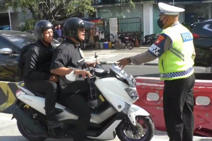Pengendara sepeda motor yang menerobos jalur bus Transjakarta di Jalan KH Hasyim Ashari, seketika panik saat menghetahui adanya petugas kepolisian yang menggelar Operasi Patuh Jaya, Selasa, 11 Juli 2023 siang.