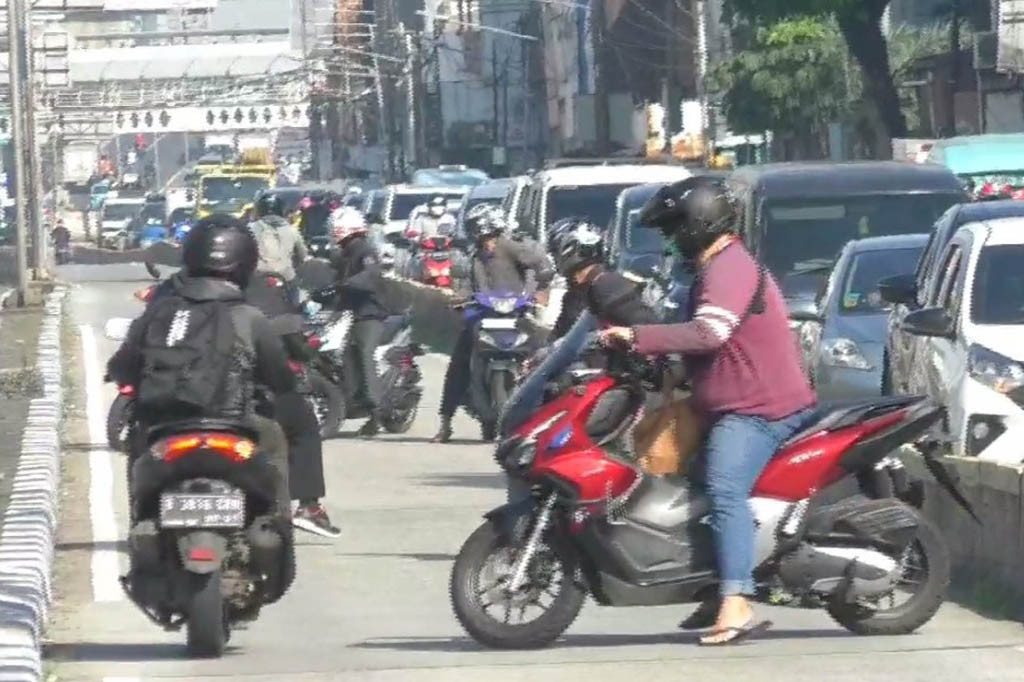 Aksi berbahaya dilakukan sejumlah pengendara roda dua saat menghindari Operasi Patuh Jaya yang digelar aparat Kepolisian Lalu Lintas di Jalan KH Hasyim Ashari, Gambir, Jakarta Pusat.