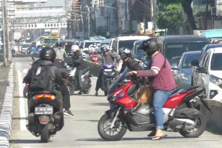 Aksi berbahaya dilakukan sejumlah pengendara roda dua saat menghindari Operasi Patuh Jaya yang digelar aparat Kepolisian Lalu Lintas di Jalan KH Hasyim Ashari, Gambir, Jakarta Pusat.