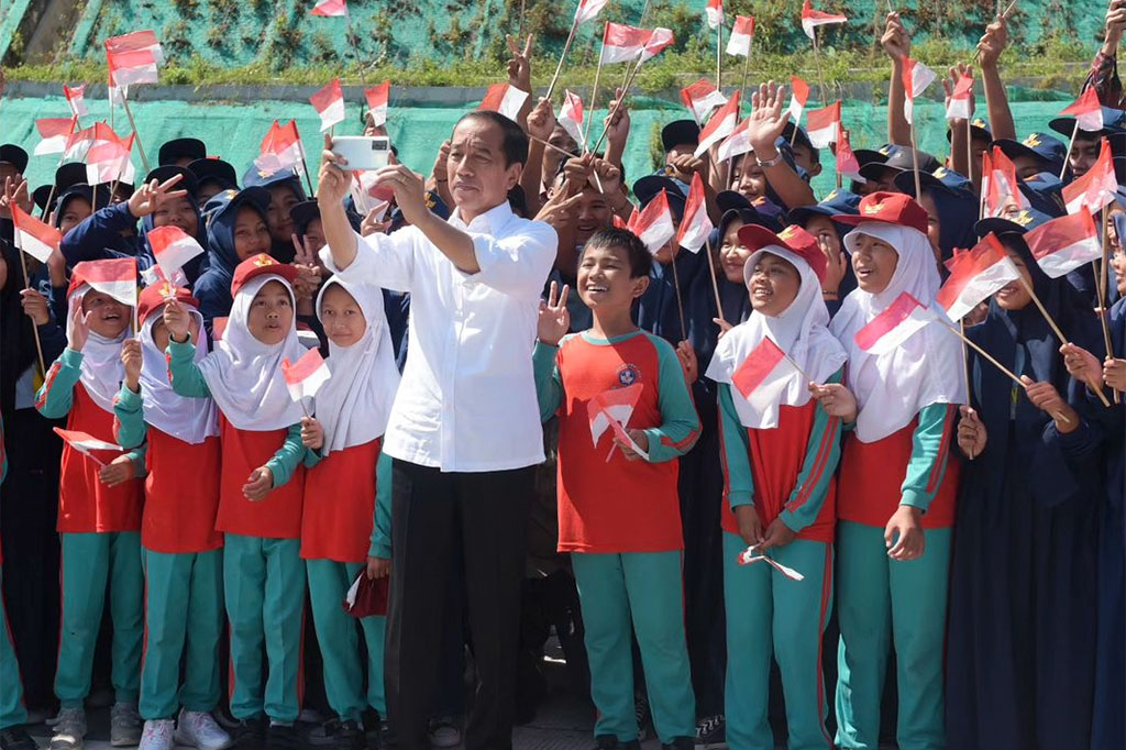 Presiden bersyukur Tol Cisumdawu yang proses pembangunannya sudah dimulai sejak 2011 akhirnya bisa rampung secara penuh sepanjang 61,6 km. 