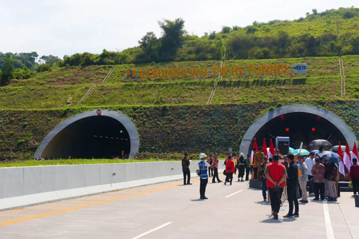 Menurut Presiden, Tol Cisumdawu menelan anggaran total sebesar Rp18,3 triliun, yang Rp9,07 triliun di antaranya berasal dari anggaran pemerintah sedangkan sisanya dibiayai melalui skema Kerja Sama Pemerintah dan Badan Usaha (KPBU).