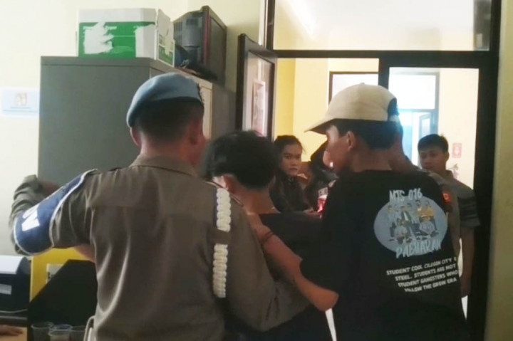 Remaja yang mabuk berat karena mengkonsumsi buah kecubung ini tampak tak bisa diam saat hendak diamankan petugas Satpol PP di Kota Cilegon, Banten. Tindakan remaja ini juga bahkan membuat petugas kesulitan saat akan dimintai keterangan. Pasalnya, kedua remaja berinisial E-C dan F-R itu masih berhalusinasi karena terpengaruh zat skopolamin yang berasal dari buah kecubung yang dimakannya.