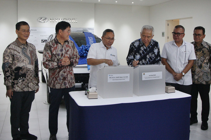 Menteri Perdagangan (Mendag) Zulkifli Hasan mengatakan bahwa Indonesia mampu menjadi negara pusat mobil dan motor listrik karena memiliki bahan baku baterai yang melimpah.