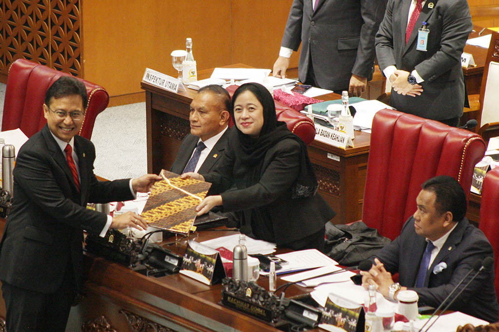 Pertanyaan itu dijawab setuju oleh tujuh fraksi dari sembilan fraksi di DPR. Tujuh fraksi yang menyetujui yakni PDI Perjuangan, Golkar, Gerindra, NasDem, PKB, PAN dan PPP. Sementara dua fraksi yang menolak yakni Demokrat dan PKS.