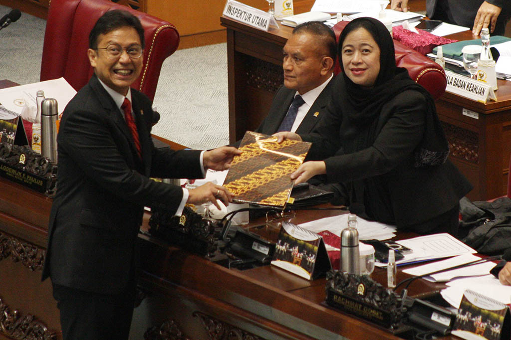 Selanjutnya Puan kembali menanyakan kepada seluruh anggota DPR RI, apakah RUU tentang kesehatan dapat disahkan menjadi Undang-Undang. Pertanyaan itu kembali dijawab setuju oleh para anggota dewan.