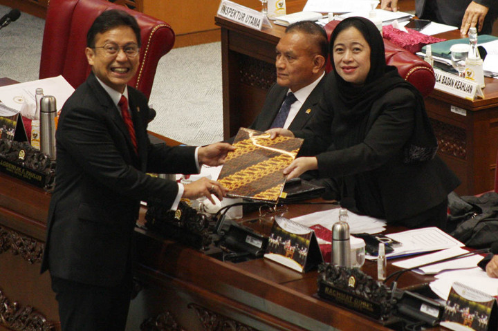 Selanjutnya Puan kembali menanyakan kepada seluruh anggota DPR RI, apakah RUU tentang kesehatan dapat disahkan menjadi Undang-Undang. Pertanyaan itu kembali dijawab setuju oleh para anggota dewan.