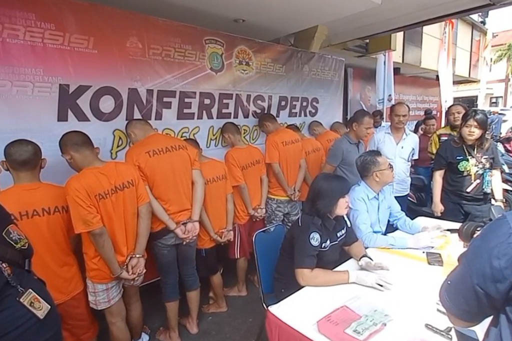 Satuan Reserse Kriminal Polres Metro Depok meringkus 13 tersangka pencurian sepeda motor. Dari para tersangka, polisi mengamankan tujuh unit sepeda motor. Para tersangka kerap beraksi di sejumlah wilayah di Kota Depok, Selasa, 11 Juli 2023.