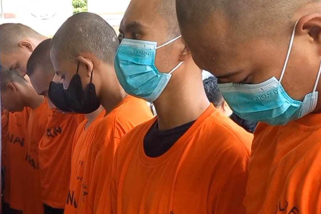 Para tersangka, masing-masing berinisial A, BS, H, EB, EK, DDM, RH, AU, AR, DD, AS, AY dan IN tak berkutik saat petugas melakukan penggerebekan disalag satu tempat persembunyian mereka.