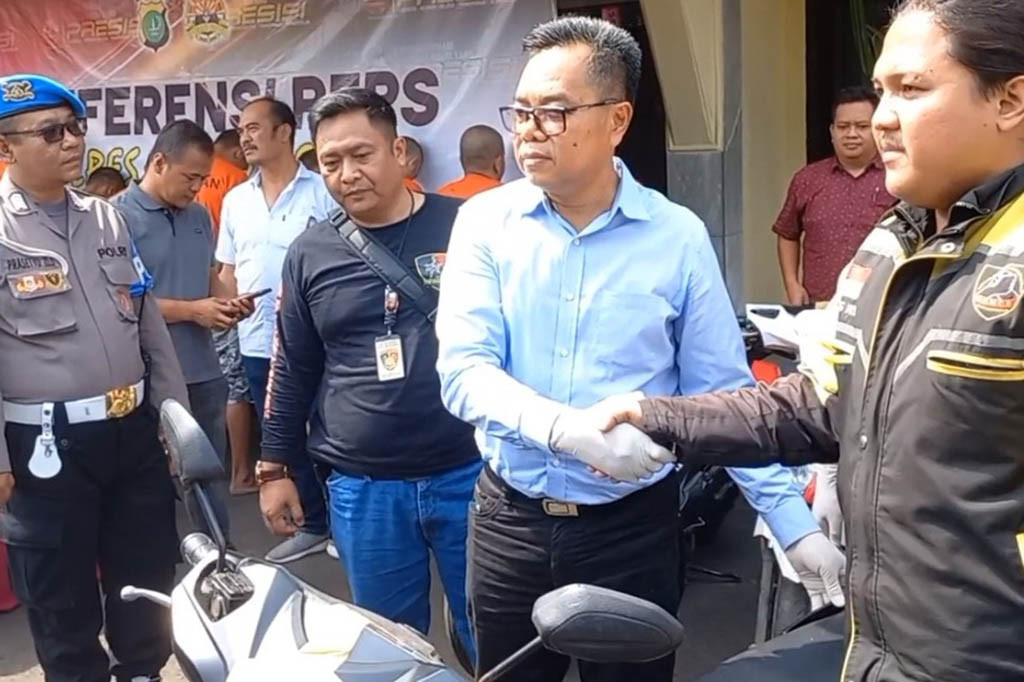 Dari tujuh sepeda motor hasil curian ini dua diantaranya langsung diserahkan kepada pemiliknya. Sang pemilik pun merasa senang karena sepeda motornya kembali.