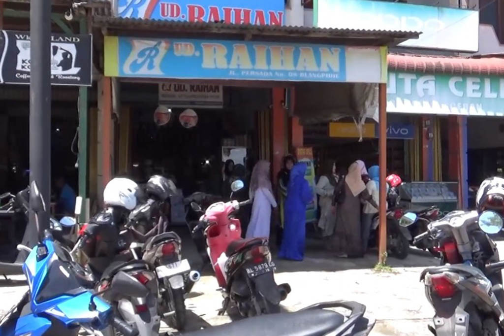 Seminggu menjelang memasuki tahun ajaran baru pada tahun 2023-2024, permintaan alat tulis dan kelengkapan sekolah di Kabupaten Aceh Barat Daya, Provinsi Aceh, hingga kini stabil dan belum ada peningkatan yang siknifikan. Biasanya permintaan mulai meningkat dua hari jelang masuk sekolah.