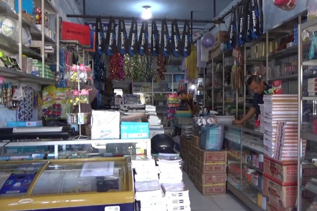Meskipun sepekan lagi jelang memasuki tahun ajaran baru, namun daya beli alat kelengkapan sekolah berupa alat tulis masih lemah. Pedagang berharap dua hari setelah masuk sekolah ada pembeli.