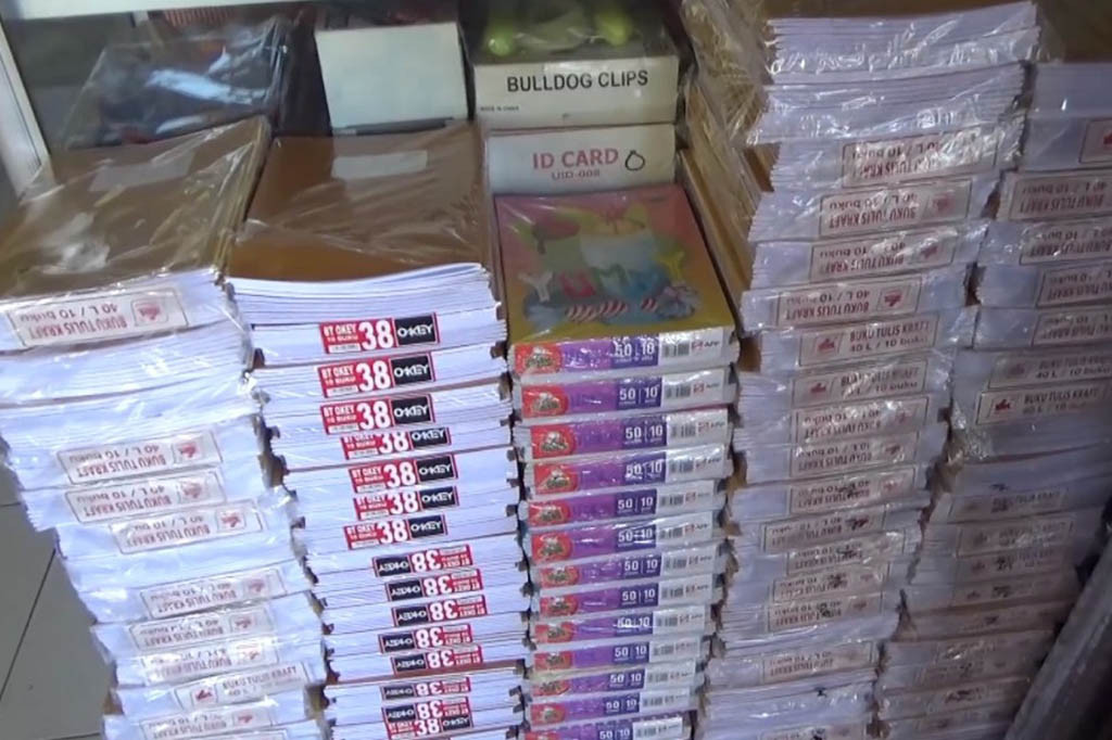 Sejumlah pedagang mulai memasok sejumlah kebutuhan alat tulis dan kelengkapan sekolah yang butuhkan siswa menjelang memasuki tahun ajaran baru 2023-2024. Mulai dari pensil, pulpen, buku, ruler, penghapus, serta seragam sekolah.