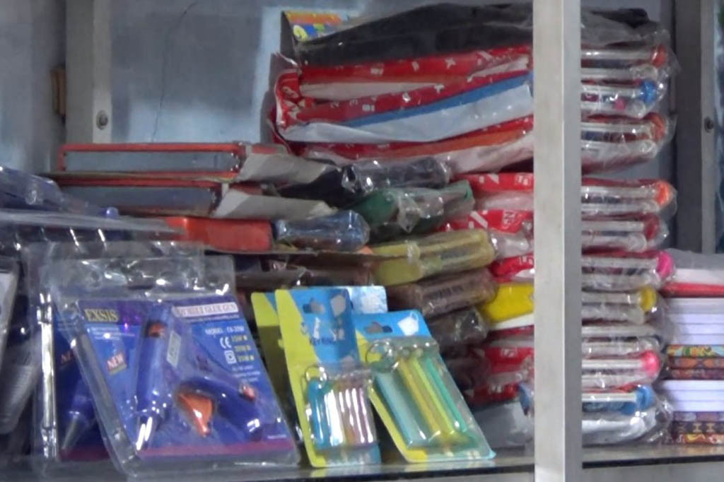 Harga yang di tawarkan alat tulis yang di jual bervariasi. Harga buku di jual mulai 30 ribu rupiah sampai dengan 60 ribu rupiah per sepuluh buah. Pulpen di jual mulai dari harga seribu sampai enam ribu rupiah per buah.