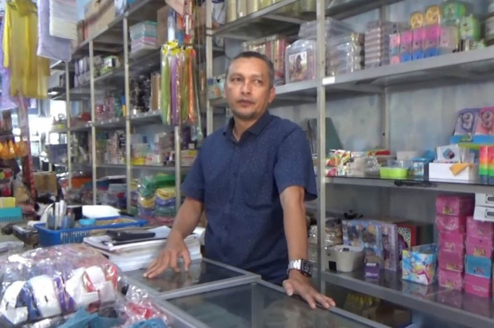 Azmi Yunus mengatakan, saat ini di jual masih stabil belum ada kenaikan omset. Rata rata setiap hari laku satu juta rupiah, di perkirakan harga juga meningkat lima ratus hingga seribu rupiah per buah buah barng. Barang yang paling banyak peminatnya yakni buku dan pulpen.