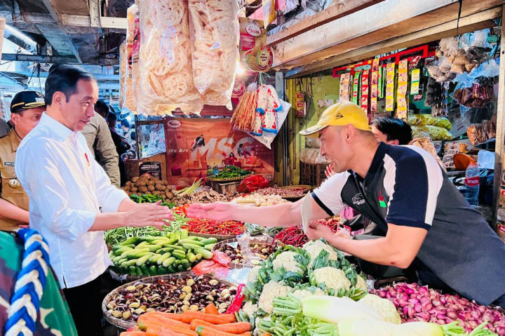 Presiden Joko Widodo meninjau langsung harga sejumlah komoditas pangan di Pasar Tanjungsari, Kabupaten Sumedang, Provinsi Jawa Barat, pada Selasa, 11 Juli 2023. Berdasarkan peninjauannya, harga sejumlah komoditas pangan di Pasar Tanjungsari berada dalam posisi yang stabil.
