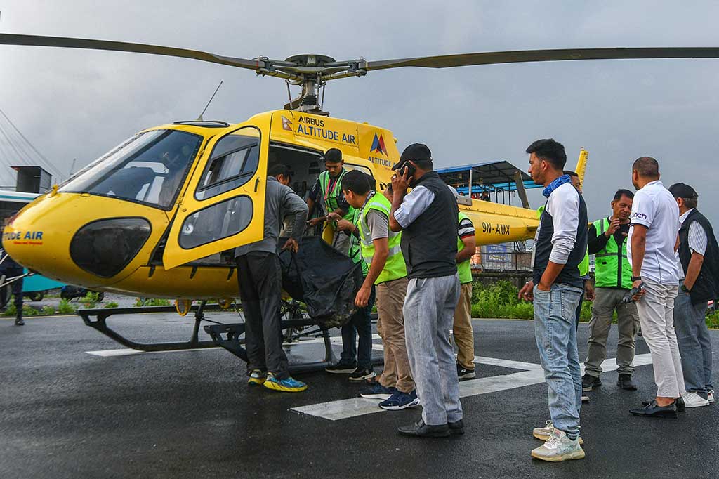 Tim penyelamat mengevakuasi jenazah korban kecelakaan helikopter ke sebuah rumah sakit di Kathmandu, Nepal, Selasa, 11 Juli 2023. Enam orang di atas helikopter wisata di Nepal tewas ketika jatuh segera setelah lepas landas di dekat Gunung Everest, Selasa, 11 Juli 2023.