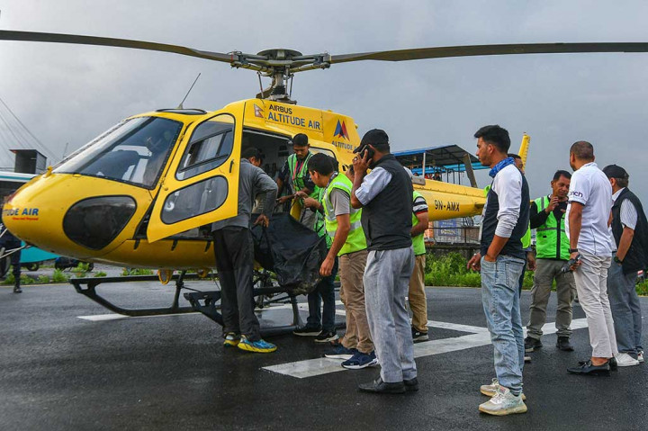 Tim penyelamat mengevakuasi jenazah korban kecelakaan helikopter ke sebuah rumah sakit di Kathmandu, Nepal, Selasa, 11 Juli 2023. Enam orang di atas helikopter wisata di Nepal tewas ketika jatuh segera setelah lepas landas di dekat Gunung Everest, Selasa, 11 Juli 2023.