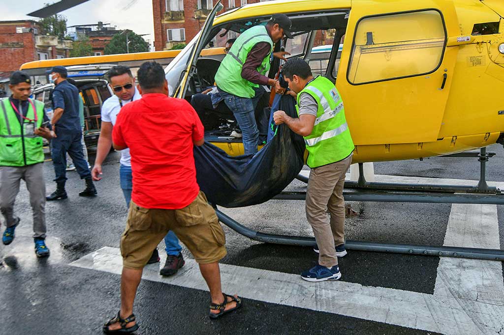 Helikopter Manang Air menuju ibukota Kathmandu dari dekat Lukla, pintu gerbang untuk memanjat ekspedisi ke puncak tertinggi di dunia, tetapi kehilangan kontak sekitar 10 menit setelah lepas landas pada pukul 10:04 pagi (0419 GMT). 