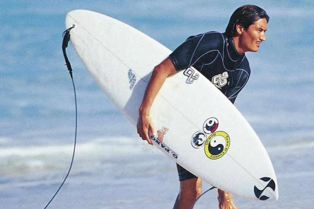 Peselancar profesional Amerika Mikala Jones, tewas setelah mengalami kecelakaan saat berselancar di Kepulauan Mentawai, Sumatra Barat. Jones meninggal di usia 44 tahun.