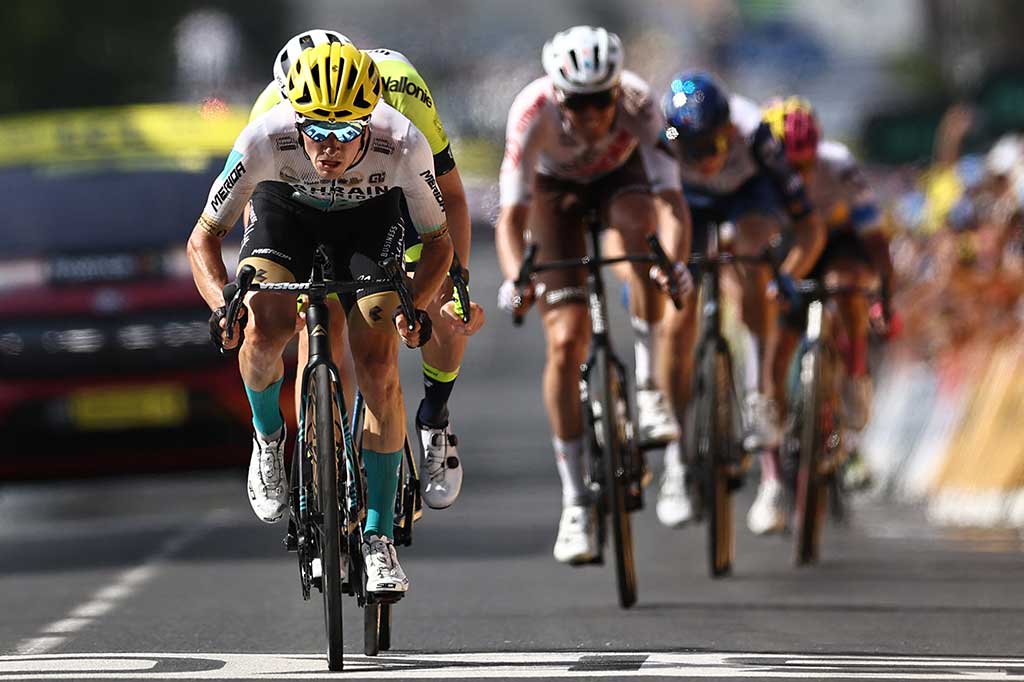 Di saat Bilbao menjadi yang tercepat pada etape 10 tersebut, para pesaing utama melintasi garis finis secara bersamaan tiga menit di belakang sang pembalap tim Bahrain Victorious tersebut.