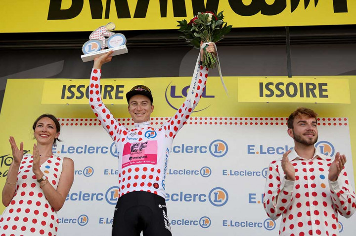 Pembalap Amerika Serikat Neilson Powless juga mempertahankan kaus polkadot sebagai raja tanjakan, dan kemungkinan dia masih akan mengenakannya pada Rabu, 12 Juli, saat etape yang datar sepanjang 179,8km dari Clermon-Ferrand ke Moulins.