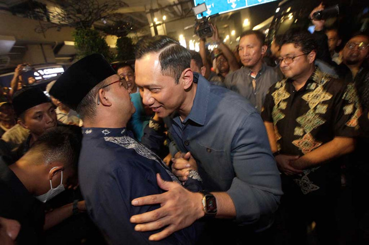 Bacapres dari Koalisi Perubahan untuk Persatuan (KPP) Anies Baswedan tiba kembali ke tanah air usai menunaikan ibadah haji, Rabu, 12 Juli 2023 dini hari WIB. Kedatangan Anies disambut Ketua Umum Partai Demokrat Agus Harimurti Yudhoyono (AHY).