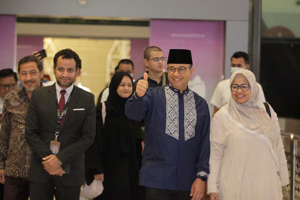 Anies Baswedan bersama Istrinya tiba di Tanah Air pada Rabu, 12 Juli 2023 sekitar pukul 01.30 WIB dini hari, setelah menjalani perjalanan pulang dari Tanah Suci.