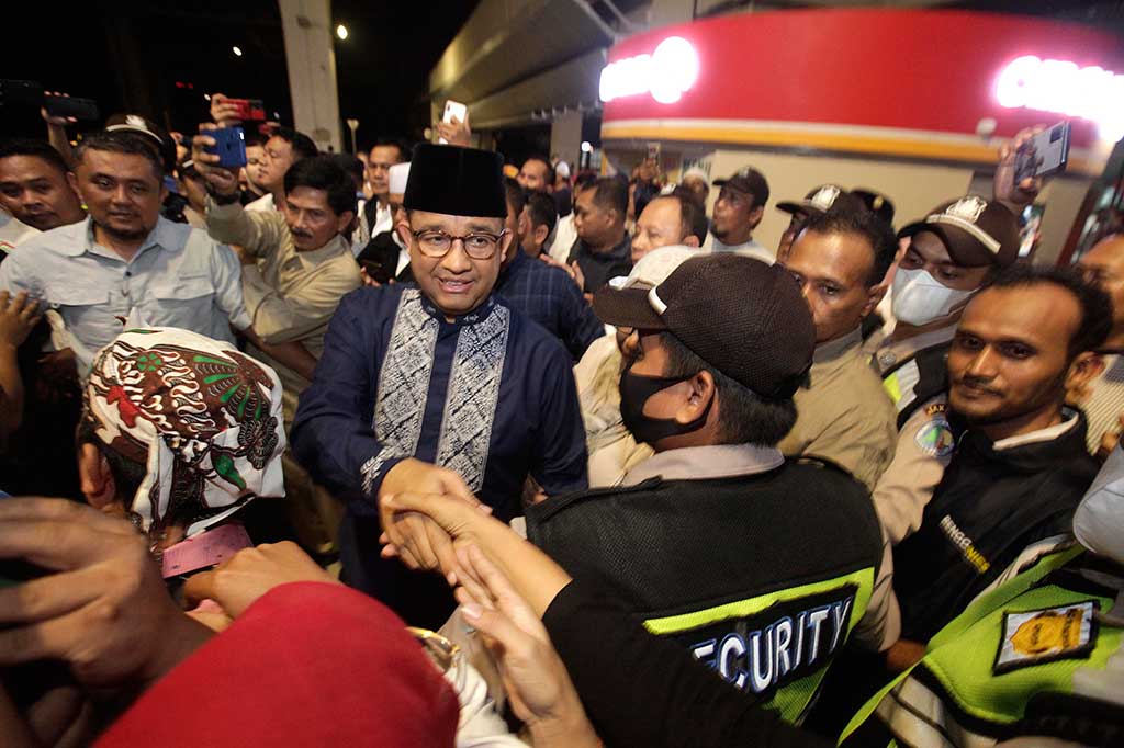 Selain AHY, dalam penyambutan tersebut diikuti oleh sejumlah relawan yang tergabung dalam Sekber Kolaborasi Nasional. Kondisi itu pun dapat pengawasan dari petugas keamanan setempat di pajang area penjemputan tersebut.