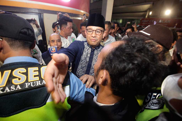 Setibanya Anies Baswedan di bandara, para relawan langsung menyambutnya secara meriah dengan meneriakkan 'Anies Presiden'.