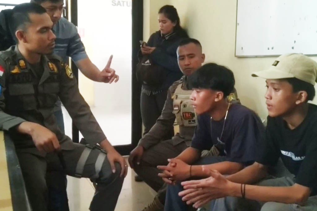 Dua orang remaja di Kota Cilegon, Banten, Selasa, 11 Juli 2023 diamankan warga ke Kantor Satpol PP setempat usai kedapatan mabuk kecubung. Mereka dibawa petugas karena membuat resah warga setempat karena ulahnya saat mabuk.