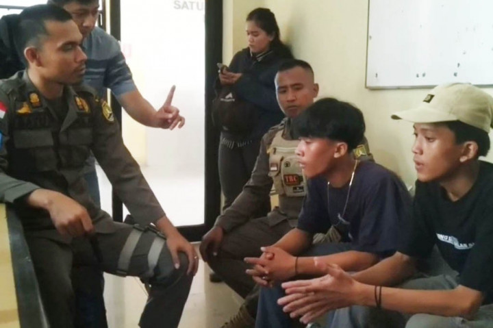 Dua orang remaja di Kota Cilegon, Banten, Selasa, 11 Juli 2023 diamankan warga ke Kantor Satpol PP setempat usai kedapatan mabuk kecubung. Mereka dibawa petugas karena membuat resah warga setempat karena ulahnya saat mabuk.
