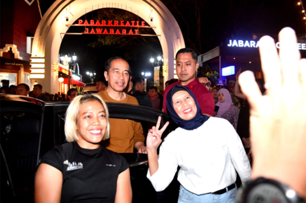 Setelah selesai, Presiden pun pergi dari lokasi tersebut menggunakan mobil kepresidenan. Jokowi pun dengan senang hati melayani pengunjung untuk berfoto bersama.