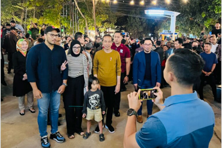 Presiden Joko Widodo mengunjungi Pasar Kreatif Jawa Barat di Jalan Pahlawan, Kota Bandung, Jawa Barat, Selasa, 11 Juli 2023 malam. 